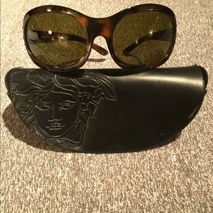 VERSACE SUNGLASSES WITH CASE ONLY $225🏖 SEE PIC.